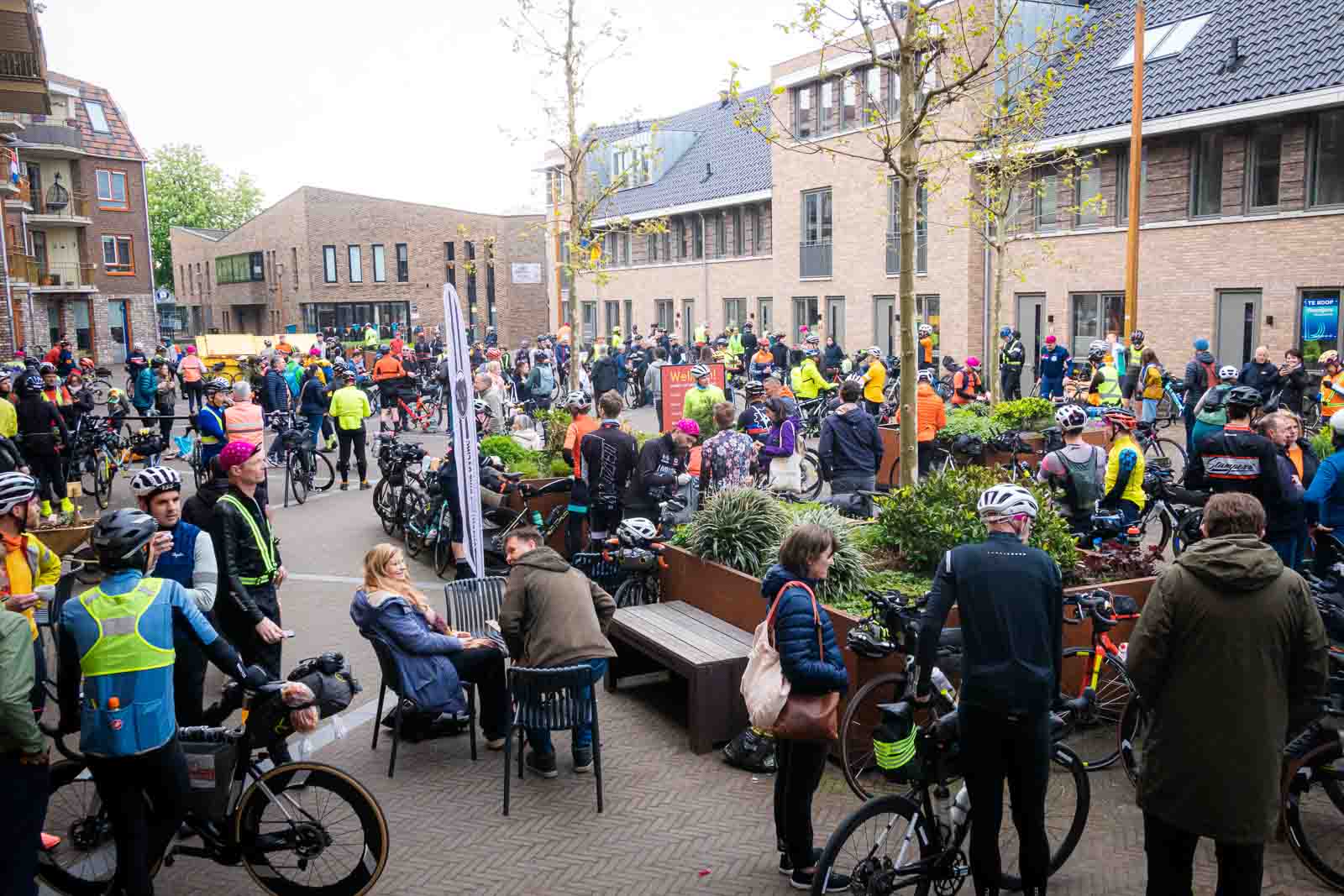 Veel verschillende fietsers staan in het startvak van het ultra-wielerevenement Race om Nederland