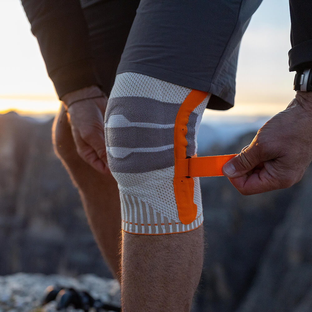 Outdoor Kniebandage in Anwendung beim Wandern