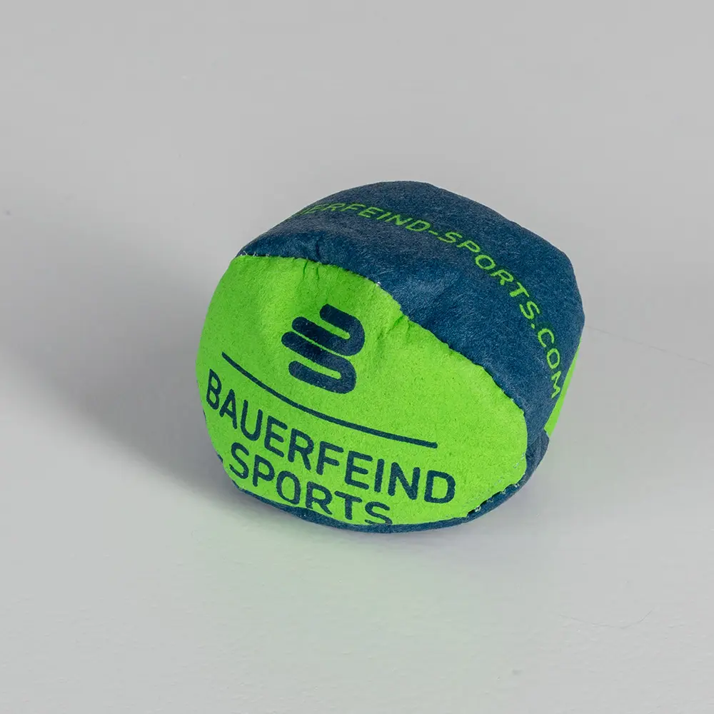 Studio-opname van een kleine Bauerfeind Sports bal, felgroen en blauw.