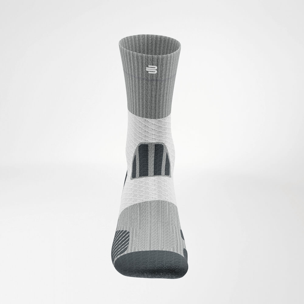 Vooruitzicht van de voorkant van de grijze -of -range middelgrote Trail Run -Running Socks