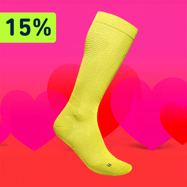 Een rode en roze achtergrond met in het midden “Run Ultralight Compression Socks”. Daarboven staat een verwijzing naar 15% korting. 