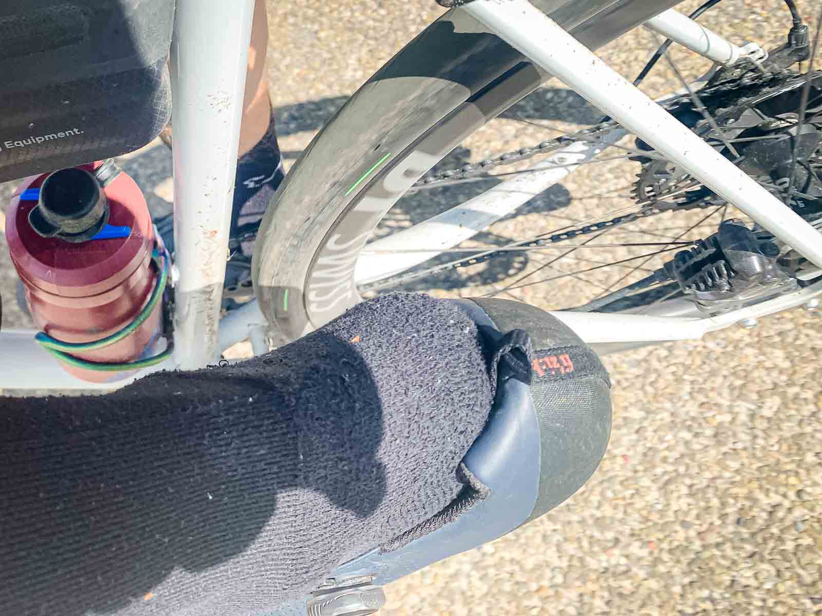 Een pikhouweel steekt uit een fietsschoen tijdens het fietsen