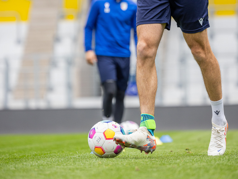 Spelers van FC Carl Zeiss Jena in het stadion die dribbelen met voetbandages