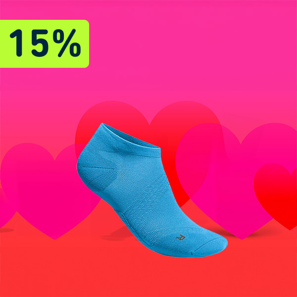 Een rode en roze achtergrond met in het midden “Run Ultralight Low Cut Socks”. Daarboven staat een verwijzing naar 15% korting. 